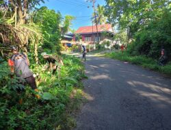 Jumat Bersih Anggota Koramil 03 Baraka Melaksanakan Karya Bakti Pembersihan Selokan Bersama Warga