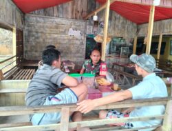 Eratkan Keharmonisan Dengan Warga Binaan, Babinsa Koramil 02/Sungai Limau Melaksanakan Komsos