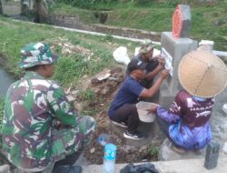 Anggota Satgas Bangun Tugu TMMD Ke-124 di Desa Selebung