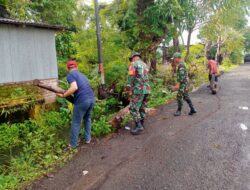 Aksi Nyata Dalam Balutan Karya Bakti, Personel Babinsa Koramil 1405-04/Soppeng Riaja Gotong Royong Bersama Masyarakat Bersihkan Parit