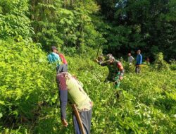 Babinsa Koramil 04/Sinjai Timur Gelar Karya Bakti Pembersihan Tempat Pemakaman Umum