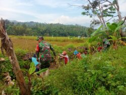 Penuhi Kebutuhan Air Di Persawahan, Anggota Koramil 04/Alla Bersama Warga Kerja Bakti Bersihkan Saluran Irigasi