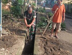 Babinsa Kodim 1404/Pinrang Bersama Warga Bersihkan Saluran Air