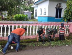 Babinsa Koramil 1425-03/Tamalatea Turun ke Parit, Aksi Gotong Royong Bersama Warga Demi Lingkungan Yang Sehat