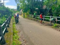 Peduli Lingkungan Bersih, Babinsa Koramil 1419-01/Maiwa Gotong Royong Bersihkan Ruas Jembatan