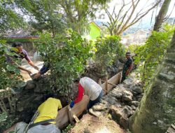 Anggota Koramil 02/Enrekang Karya Bakti Pembuatan Drainase dan Gorong-Gorong Parit Jalan