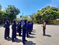Bentuk Karakter Dan Disiplin Sejak Dini Babinsa Koramil 1405-01/Ujung Berikan Bintahwil Ke Siswa SMP Negeri 1 Parepare