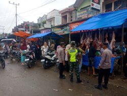 Jaga Ketertiban Meugang, Babinsa Turun Langsung Atur Lalu Lintas di Pasar Tradisional Geumpang