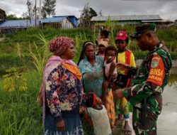 Jalin Silaturahmi, Babinsa Gelar Komsos Dengan Mama-Mama Di Desa Binaan