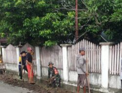 Babinsa Kodim 1404/Pinrang Gotong-royong Bersama Warga Bersihkan Saluran air