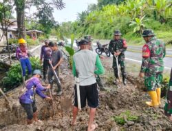 Peduli Lingkungan, Babinsa Koramil 1419-02/Enrekang Gelar Karya Bakti Pembersihan Selokan
