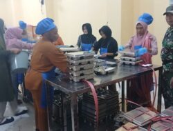 Babinsa Koramil 1405-06/Barru Dampingi Program Pembagian Makan Siang Gratis