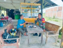 Babinsa Pos Ramil Tadu Raya melaksanakan komunikasi sosial di salah satu warung di desa sumber daya