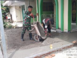 Babinsa Koramil-05 Kodim 1404/Pinrang Kerja Bakti Bersama Warga Cor Lantai Mushollah