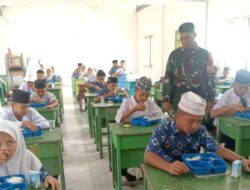 Babinsa Koramil-04 Kodim 1404/Pinrang Dampingi Pelaksanaan Makan Bergizi Gratis