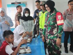 Danramil Bersama Anggota Koramil 1405-03/Bacukiki Dampingi Pembagian Makan Bergizi Gratis
