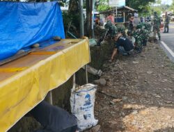 Anggota Koramil 01/Maiwa Gotong Royong Bersama Warga Bersihkan Selokan