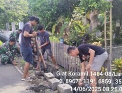Peduli Kebersihan Lingkungan, Anggota Koramil-08 Kodim 1404/Pinrang Bersihkan Saluran Air Bersama Warga