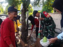 Peduli Dengan Kebersihan Lingkungan, Babinsa Bersama Warga Kerja Bakti Bersihkan Sampah
