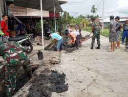 Anggota Koramil 02/Enrekang Karya Bakti Pembersihan Selokan Bersama Warga