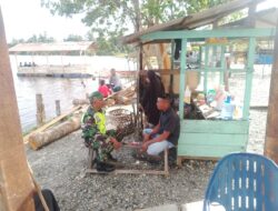 Untuk Mempererat Tali Silaturahmi Bersama Masyarakat, Babinsa Posramil Tadu Raya Melaksanakan Komunikasi Sosial Di tempat wisata danau laut tadu
