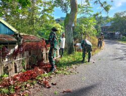 Anggota Koramil 1419-03/Baraka Bersama Warga Bersihkan Selokan