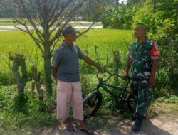Babinsa Koramil 04/Sawang Sempatkan Komsos dengan Warga di Sela-sela Pemantauan Wilayah
