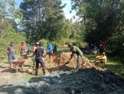 Tingkatkan Kesejahteraan Petani, Babinsa Koramil 1405-06/Barru Bantu Pengecoran Jalan Tani
