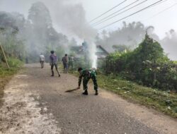 Peduli Lingkungan Bersih, Anggota Koramil 1419-04/Alla Gotong Royong Bersihkan Selokan