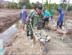 Babinsa Kodim 1404/Pinrang Kerja Bakti Bersama Warga Perbaiki Irigasi yang Rusak Akibat Banjir