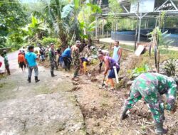 Dengan semangat gotong-royong Karya Bakti TNI Dan Masyarakat Membersihkan drenaise Dan Bahu Jalan