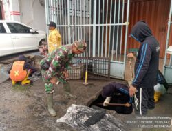 Cegah Banjir dan DBD, Koramil-04/Paleteang Kodim 1404/Pinrang Bersihkan Saluran Air