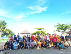 Aksi Cinta Lingkungan, Anggota Babinsa Koramil 1405-01/Ujung Bersama Warga Gotong Royong Bersihkan Taman Mattirotasi