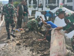 Personil Koramil 01/Maiwa Gotong Royong Bersama Warga Bersihkan Selokan