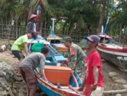 Ringankan Beban Nelayan, Babinsa Koramil 05/Samadua Bantu Pendaratan Perahu Ikan