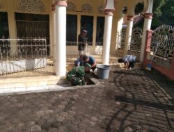 Babinsa Koramil 12/Labuhanhaji Timur Berbaur dengan Warga dalam Kegiatan Jumat Bersih di Masjid