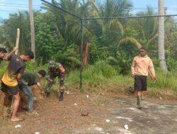 Bersama Pemuda Desa Binaan, Babinsa Koramil Samadua Lakukan Gotong Royong Bersihkan Lapangan Futsal