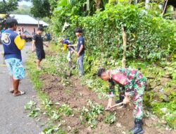 Anggota Koramil 02/Enrekang Karya Bakti Pembersihan Selokan Bersama Warga