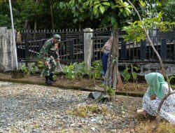 Wujudkan Lingkungan Bersih dan Asri, Babinsa Koramil 05/Samadua Bersama Perangkat Desa dan Warga Gelar Gotong Royong
