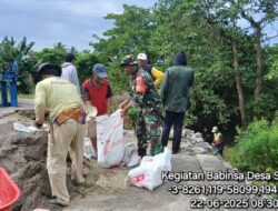 Babinsa Koramil-02 Kodim 1404/Pinrang Kerja Bakti Bersama Warga Perbaiki Saluran Irigasi Yang Jebol