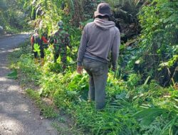 Personil Koramil Baraka Bersama Warga Gelar Kerja Bakti Bersihkan Selokan