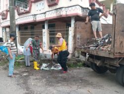 Jaga Kebersihan Lingkungan Babinsa Koramil 1405-01/Ujung Bersama Warga Gotong Royong Bersihkan Got