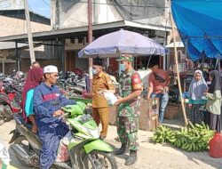 Babinsa Koramil 08/Bakongan Bersama Puskesmas Bagikan Masker, Sahuti Keluhan Warga Terkait Debu Jalan