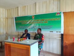 DANRAMIL 1703-04/ARADIDE BERSAMA ANGGOTA BABINSANYA MELAKSANAKAN KEGIATAN KOMUNIKASI SOSIAL (KAOMSOS) BERSAMA STAF DISTRIK DAN BEBERAPA MASYARAKAT ARADIDE