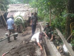 BANTU PENGECORAN SALURAN PEMBUANGAN RUMAH TANGGA BABINSA LAKSANAKAN KARYA BHAKTI BERSAMA MASYARAKAT