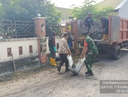 Cegah Banjir Dan DBD, Koramil-04/Paleteang Kodim 1404/Pinrang Bersihkan Saluran Air