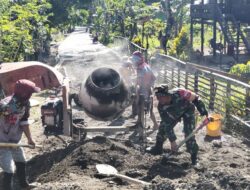Dengan Semangat Gotong Royong Babinsa Koramil 1405-06/Barru Bantu Warga Cor Jalan Desa