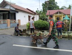 Budaya Jumat Bersih Terus Berjalan, Babinsa Koramil 10/Labuhanhaji Barat Bersama Warga Bersihkan Lingkungan Desa Tengah Iboeh