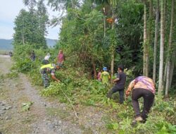 Sinergi TNI dan Warga : Babinsa Koramil 15/Tiro Gotong Royong Bersihkan Jalan Desa
