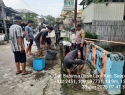 Anggota Koramil-01/Suppa Kodim 1404/Pinrang Kerja Bakti Pembersihan Saluran Air